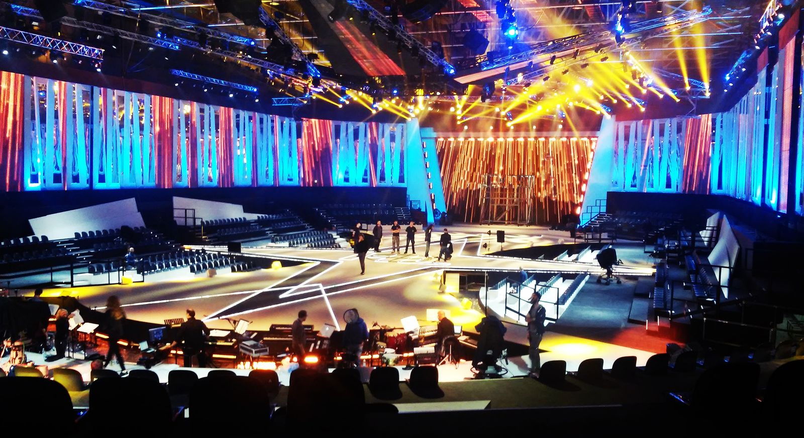 Allestimento palco con luci colorate